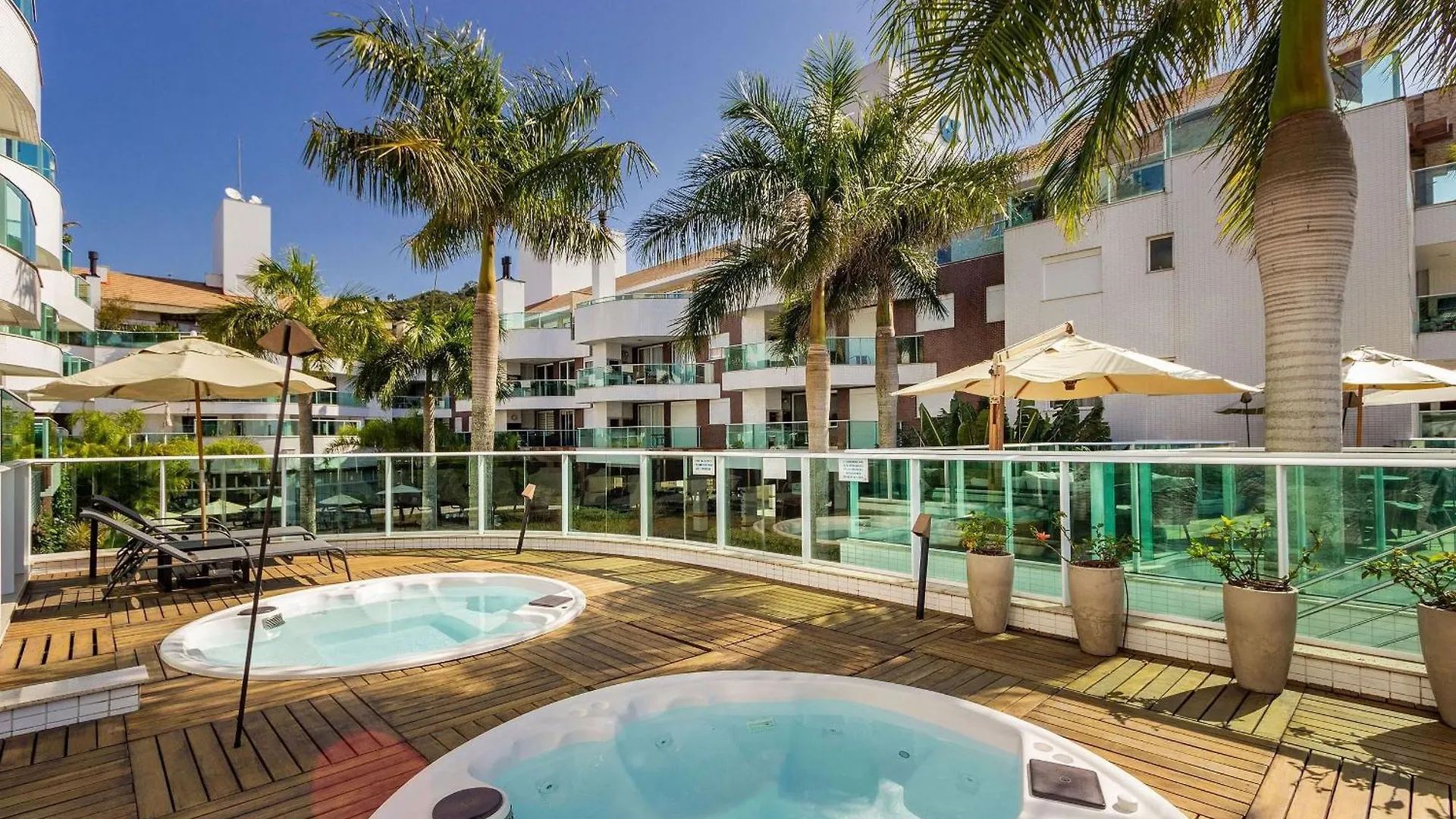 Boulevard Bombinhas: Beachfront Luxury Condo with Pool & 24/7 Security Apartment