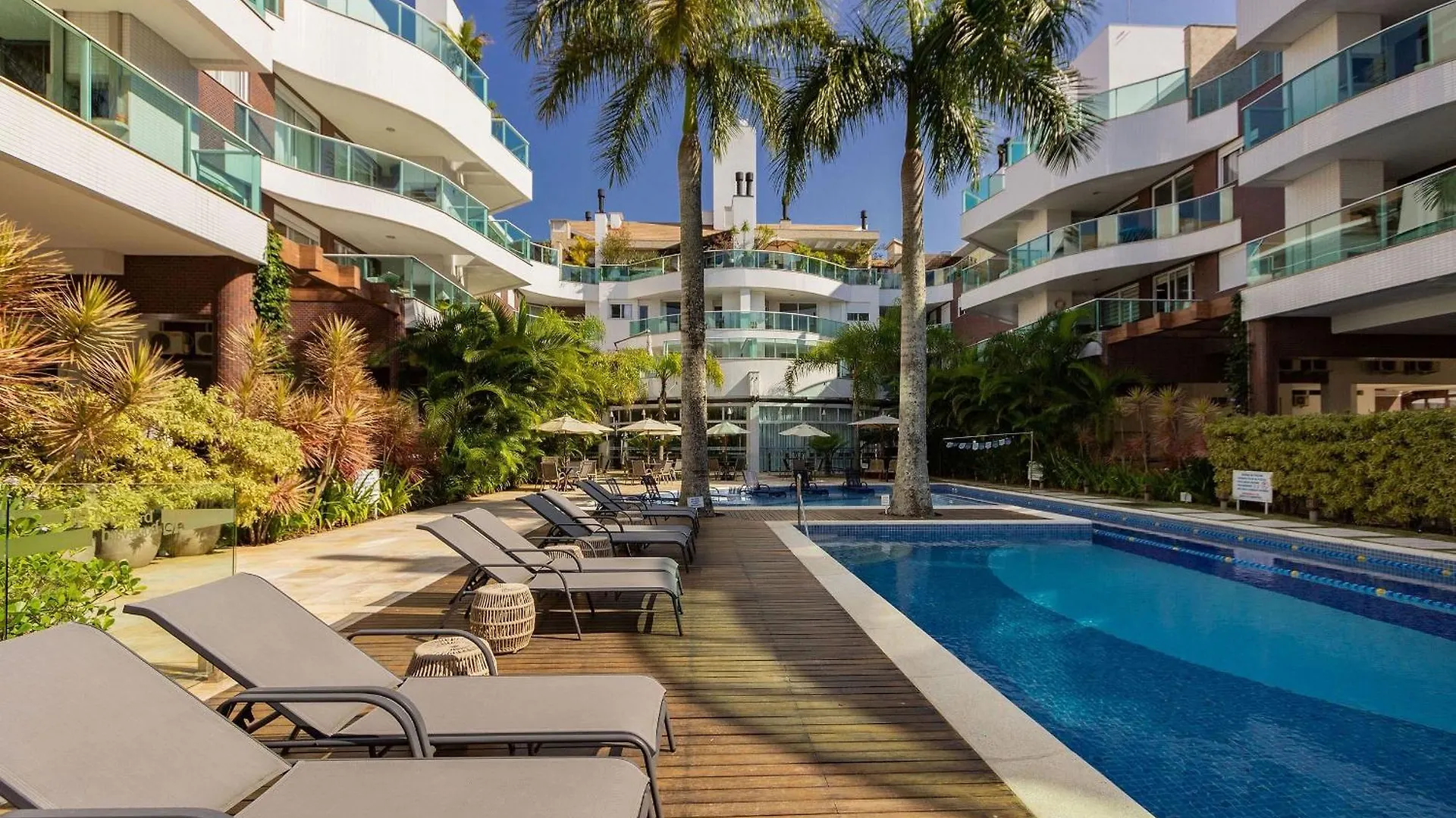 Boulevard Bombinhas: Beachfront Luxury Condo with Pool & 24/7 Security Apartment