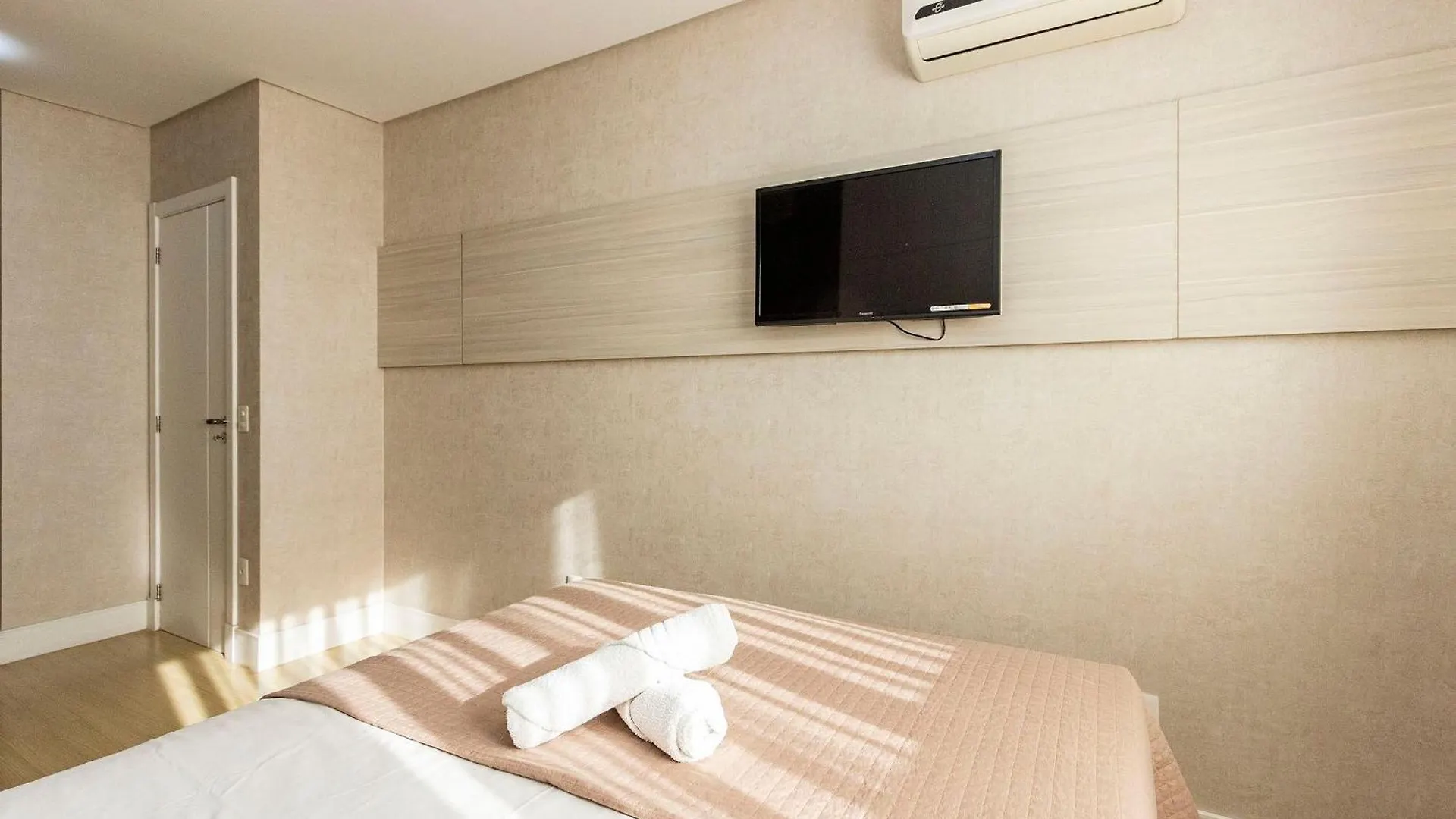 Apartment Boulevard Bombinhas: Beachfront Luxury Condo with Pool & 24/7 Security Brazil