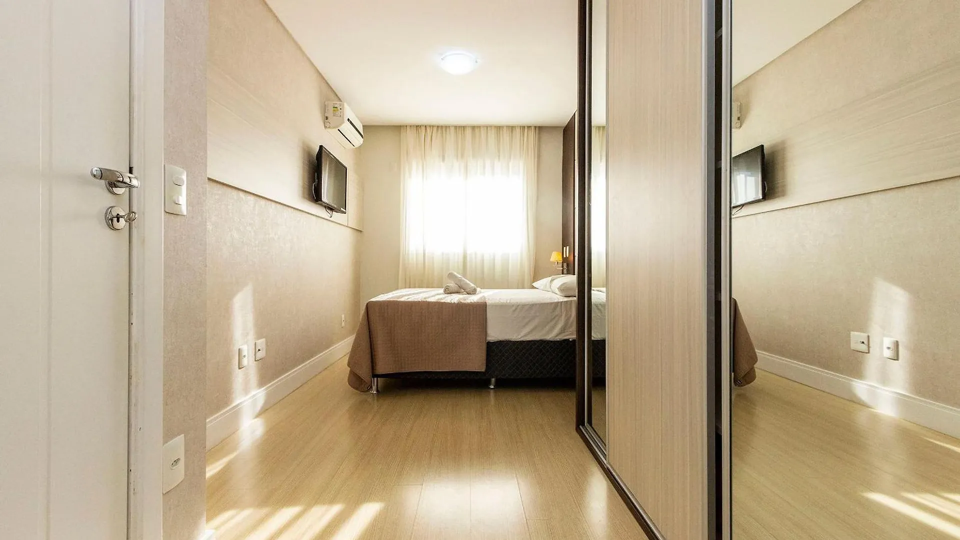 Boulevard Bombinhas: Beachfront Luxury Condo with Pool & 24/7 Security Bombinhas