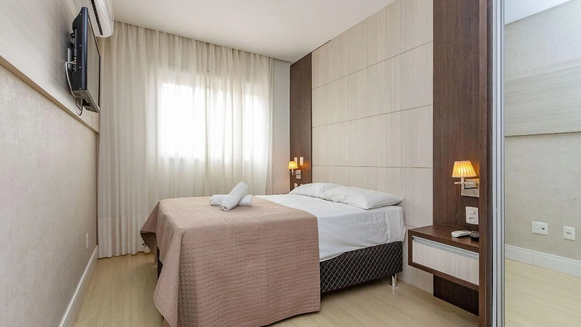 Boulevard Bombinhas: Beachfront Luxury Condo with Pool & 24/7 Security Apartment Bombinhas