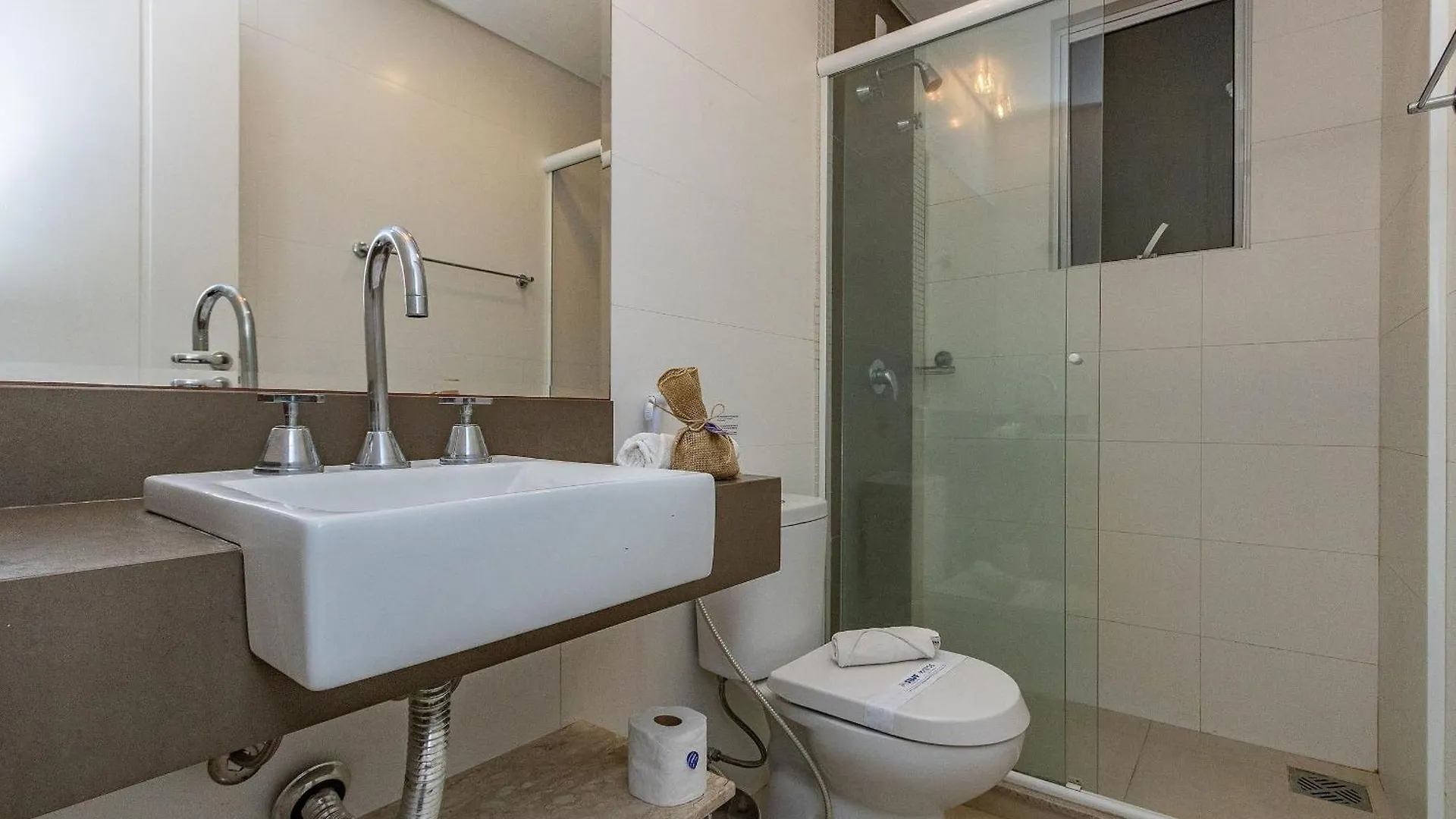 Apartment Boulevard Bombinhas: Beachfront Luxury Condo with Pool & 24/7 Security