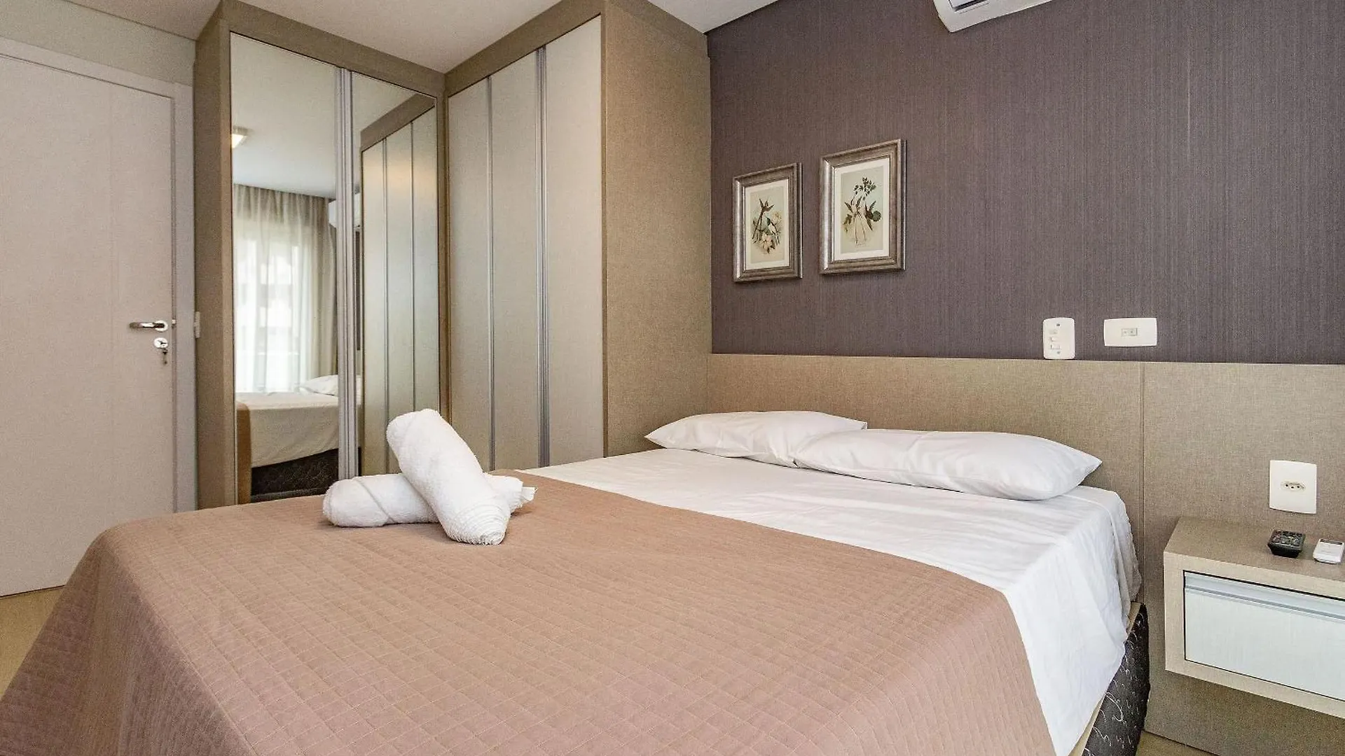 Boulevard Bombinhas: Beachfront Luxury Condo with Pool & 24/7 Security 0*, Bombinhas