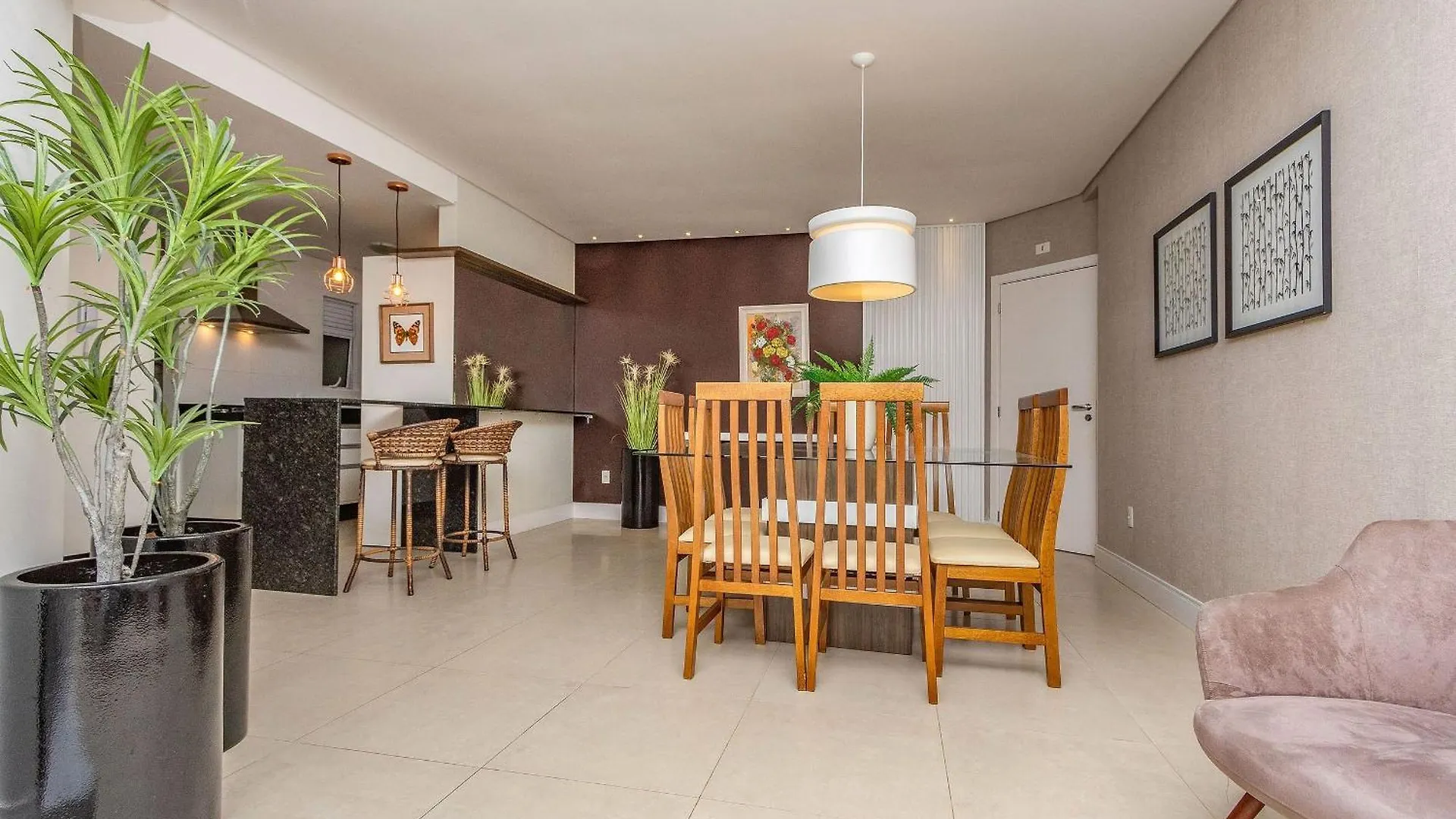 Boulevard Bombinhas: Beachfront Luxury Condo with Pool & 24/7 Security Bombinhas