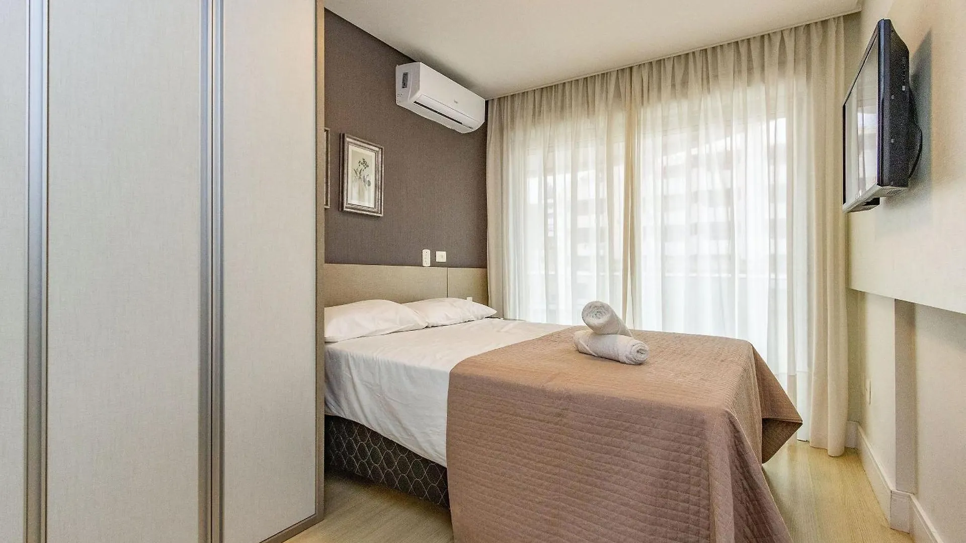 Apartment Boulevard Bombinhas: Beachfront Luxury Condo with Pool & 24/7 Security